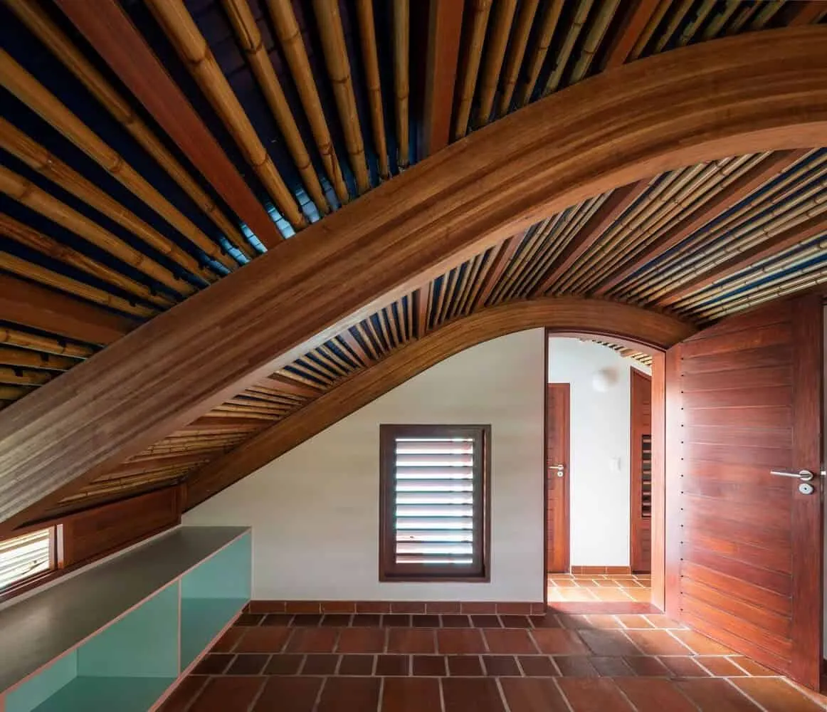 阿特利尔·丹尼尔·弗洛雷斯的河屋：造船业遗产与现代海滨生活方式相遇