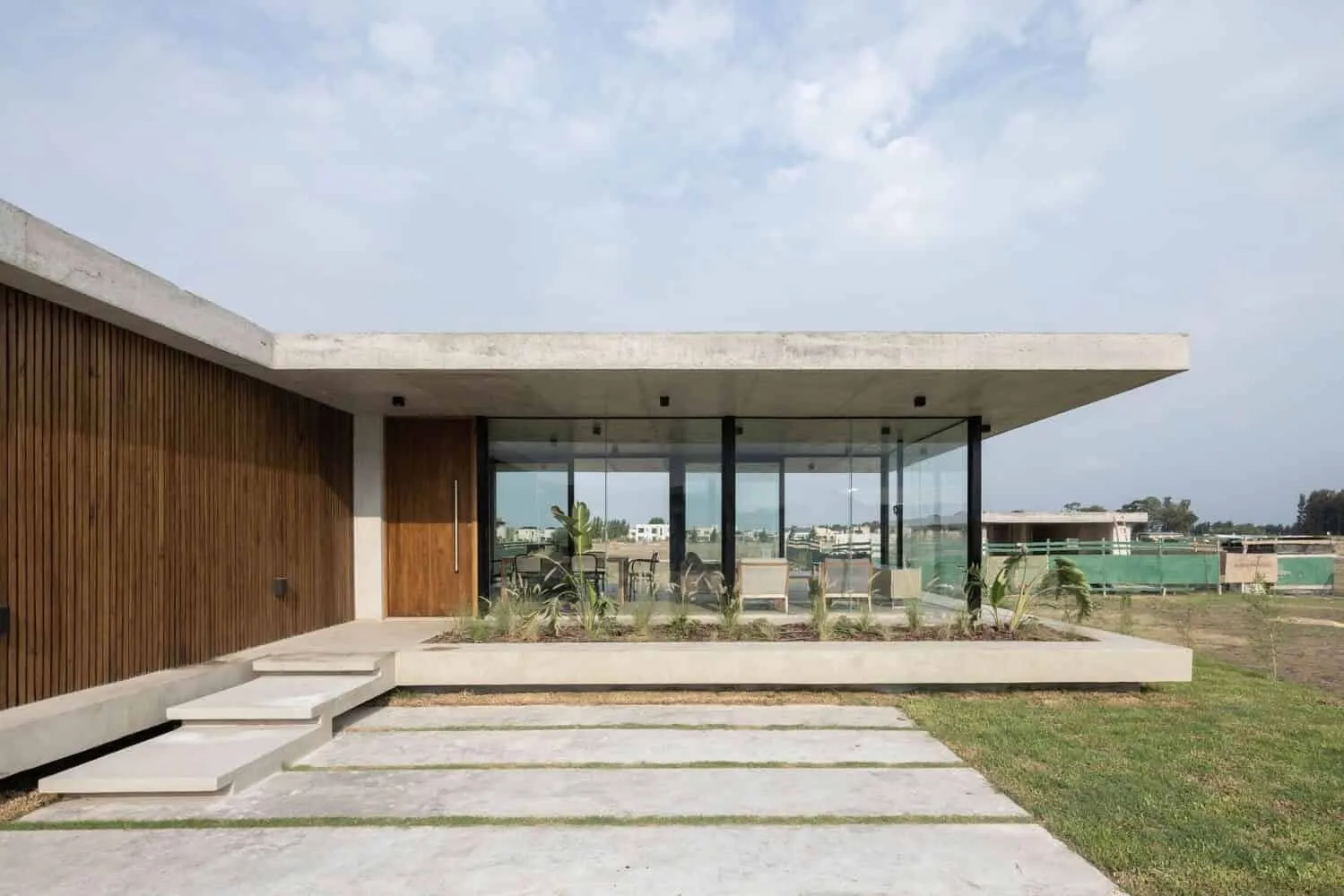 Pekin House by TIM Arquitectos: Minimalist Modern Housing in Larés