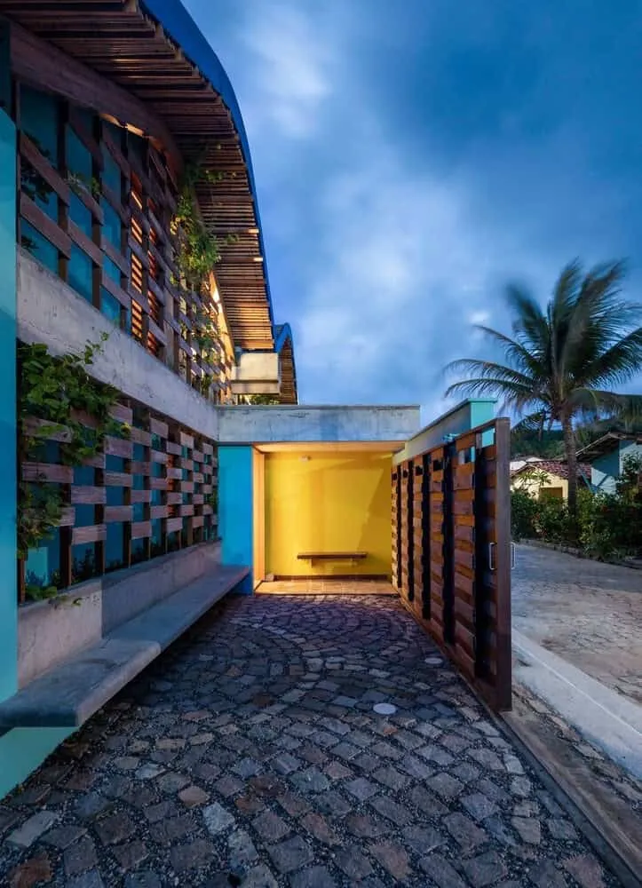 阿特利尔·丹尼尔·弗洛雷斯的河屋：造船业遗产与现代海滨生活方式相遇