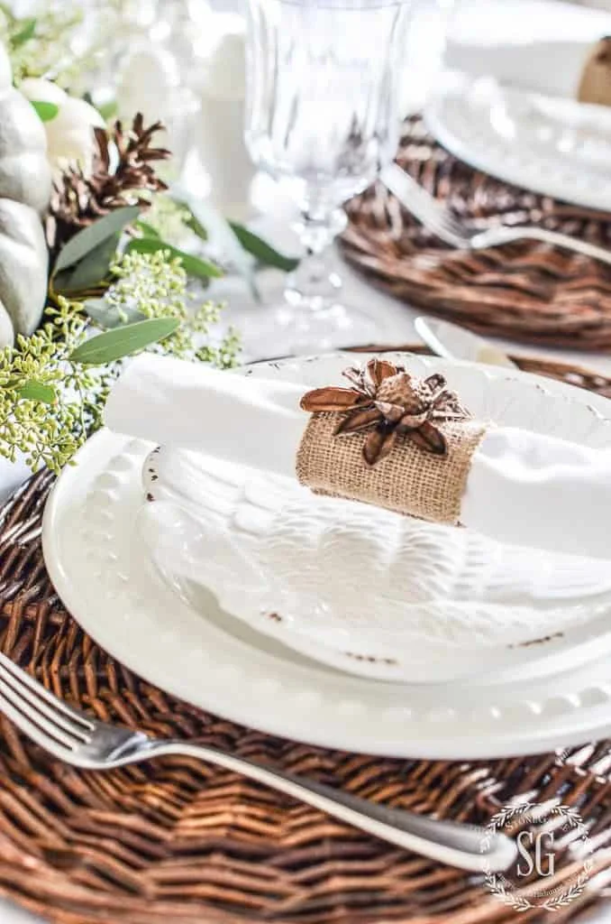 7. Centradores hechos con piñas y nueces