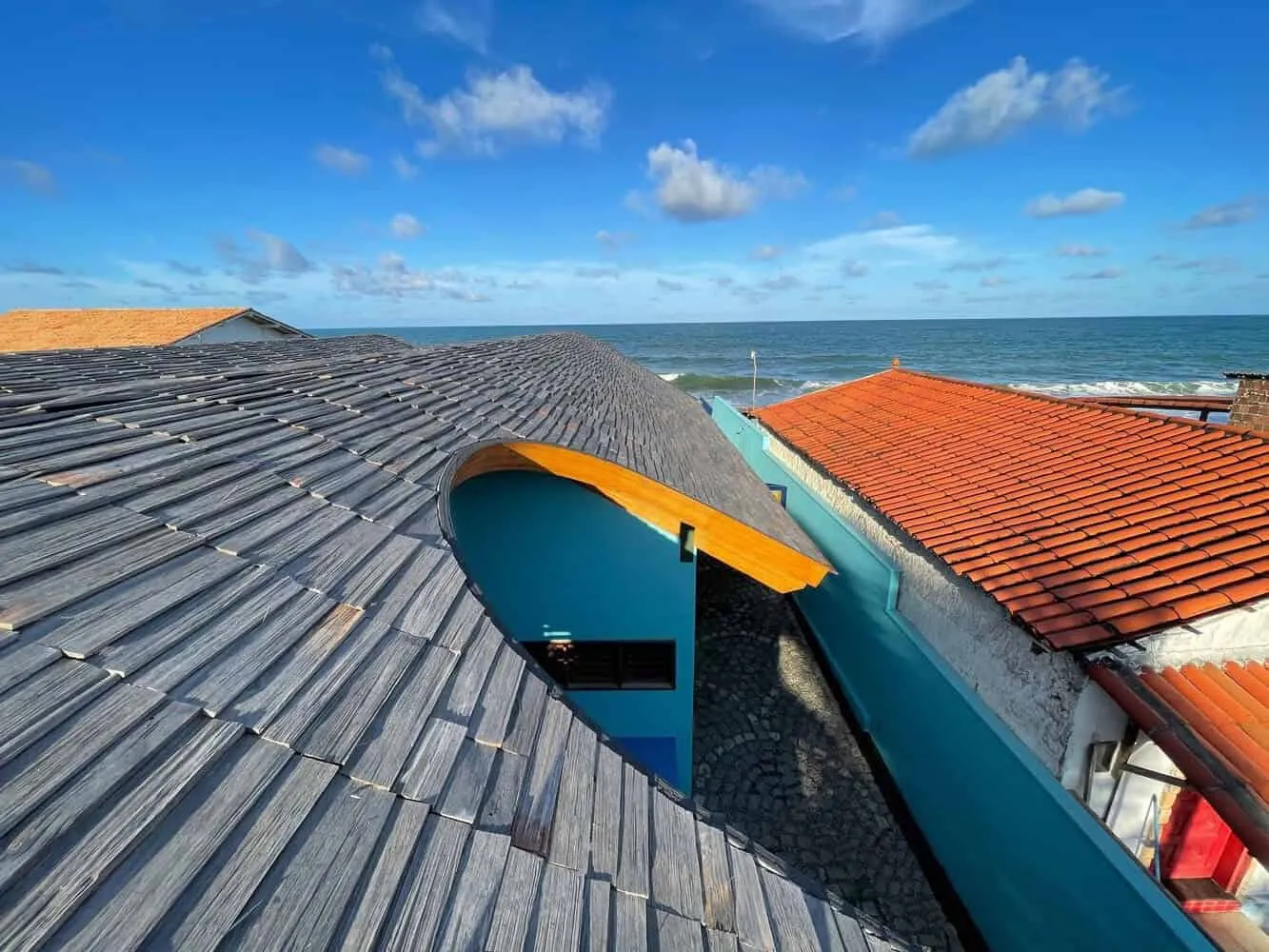 阿特利尔·丹尼尔·弗洛雷斯的河屋：造船业遗产与现代海滨生活方式相遇