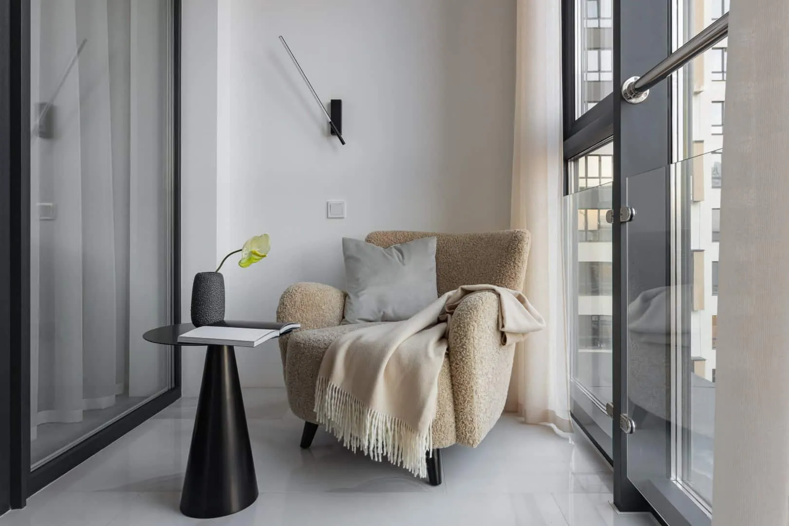 卫生间细节，包括到顶镜子与仿石洗手盆