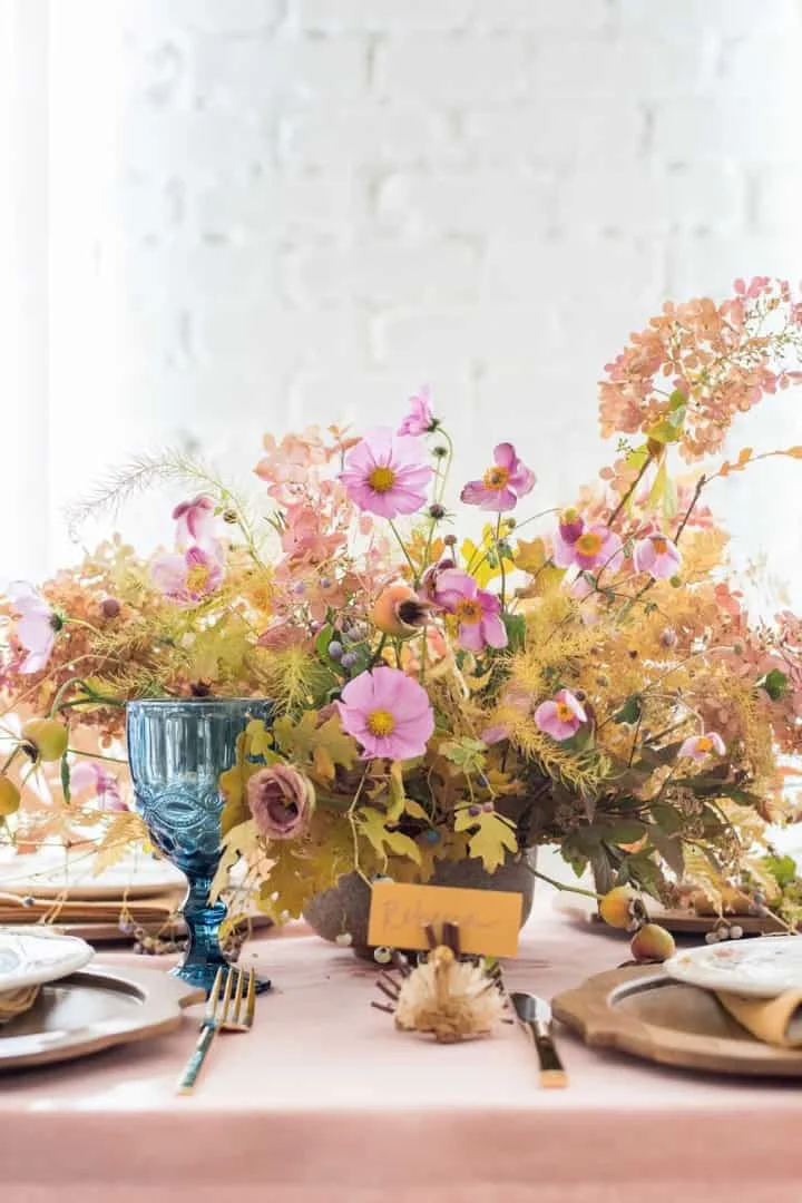 8. Centro de mesa con flores recolectadas