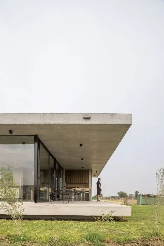 Pekin House by TIM Arquitectos: Minimalist Modern Housing in Larés