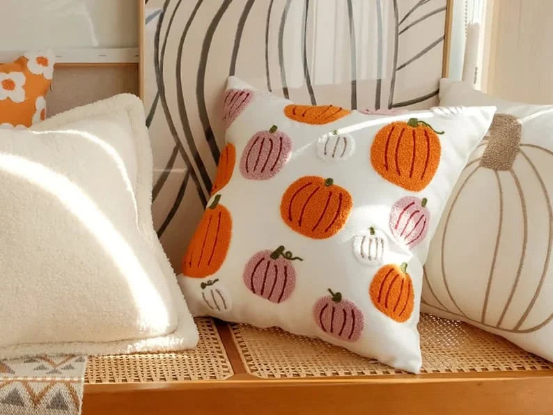 10. Almohada con calabaza decorativa