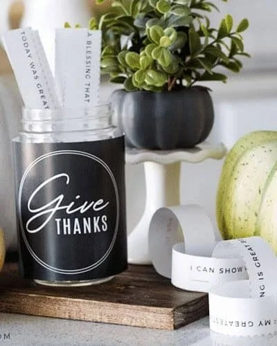 3. Centro de mesa con frasco de gratitud
