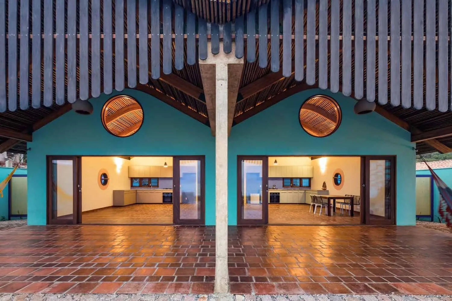 阿特利尔·丹尼尔·弗洛雷斯的河屋：造船业遗产与现代海滨生活方式相遇