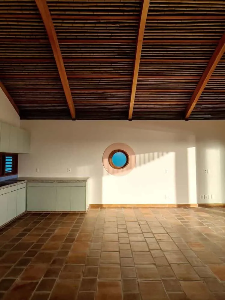 阿特利尔·丹尼尔·弗洛雷斯的河屋：造船业遗产与现代海滨生活方式相遇