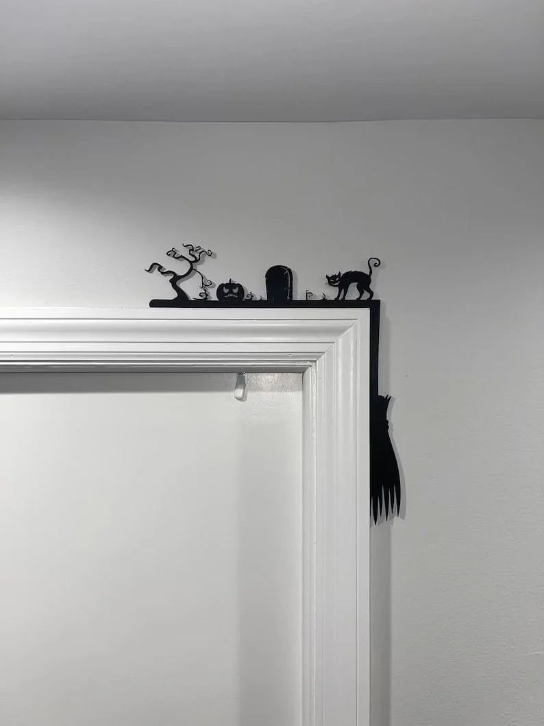 6. Tumba y gato negro esquina