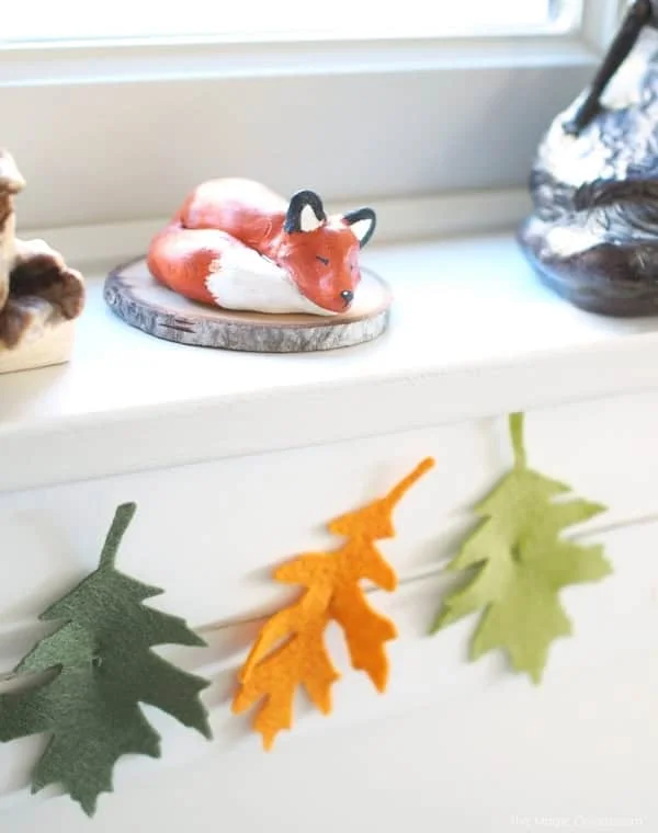 15. Guirnaldas de fieltro con tonos otoñales