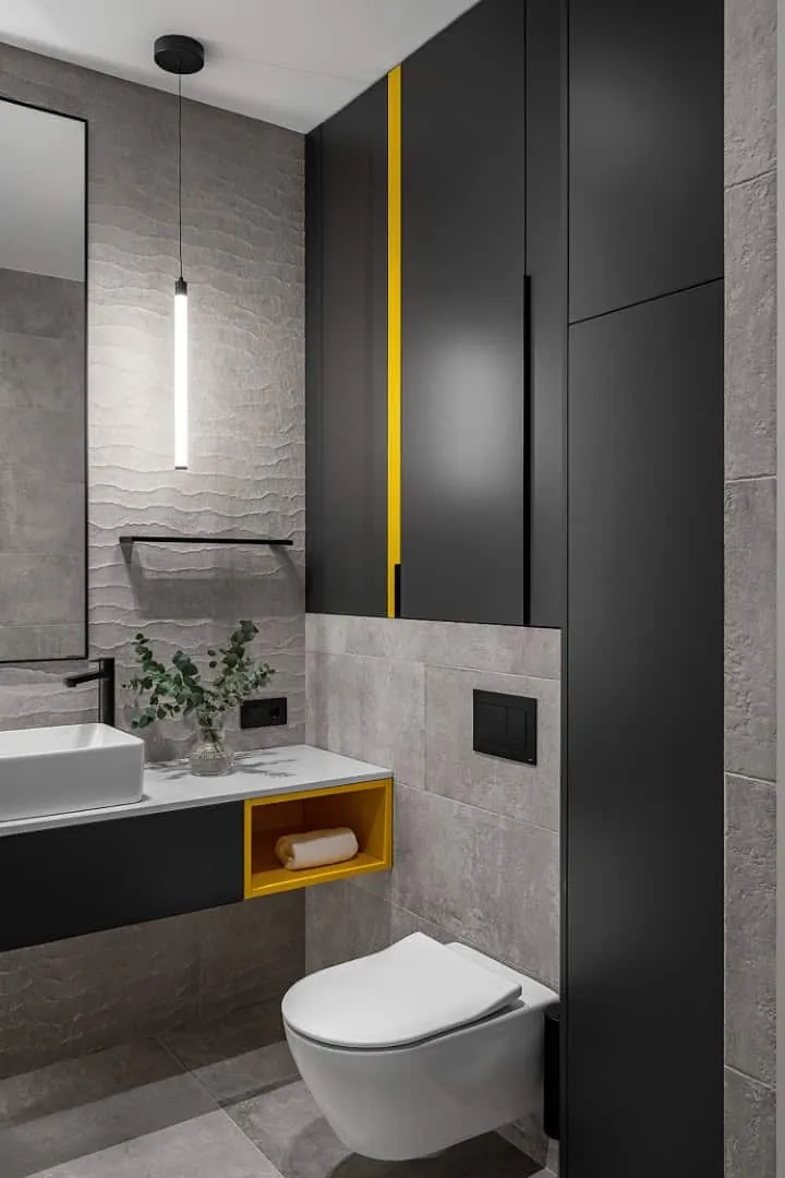 从卧室到衣柜的过渡区域，设有遮光玻璃隔断