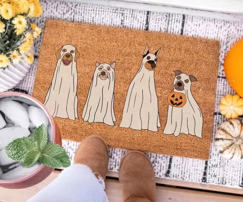 10. Alfombra para puerta con perros fantasmas de Halloween