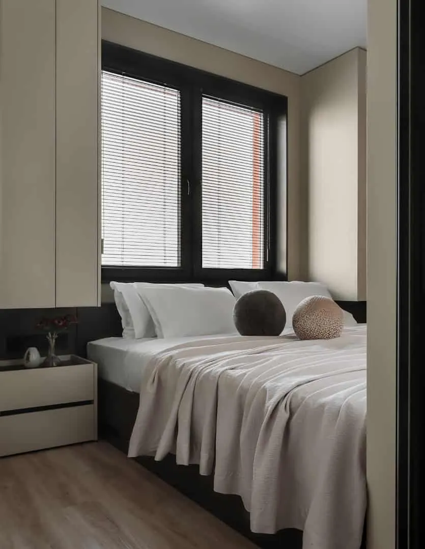 保温阳台与简约书桌及储物柜