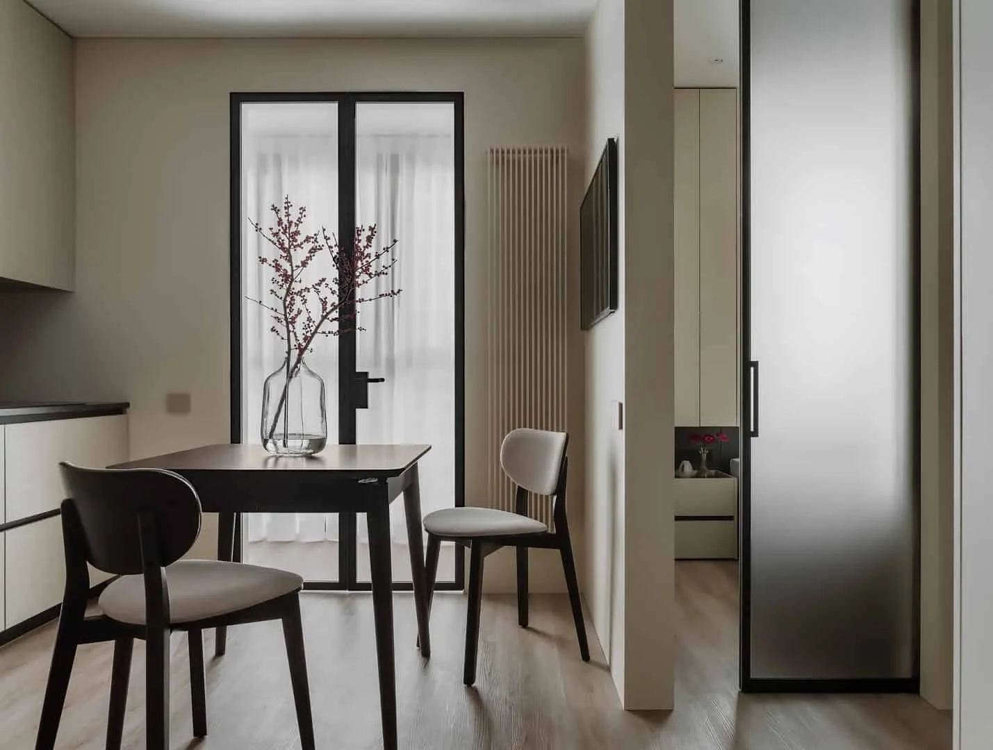 带黑色拉手的高柜细节