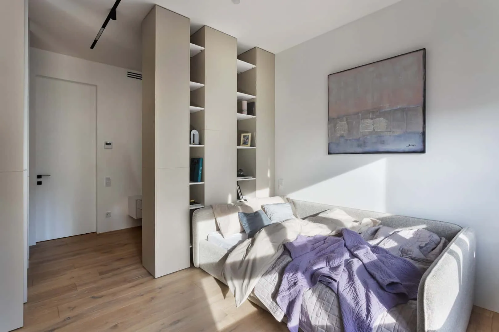 带隐藏系统的走廊过渡区域与简洁线条