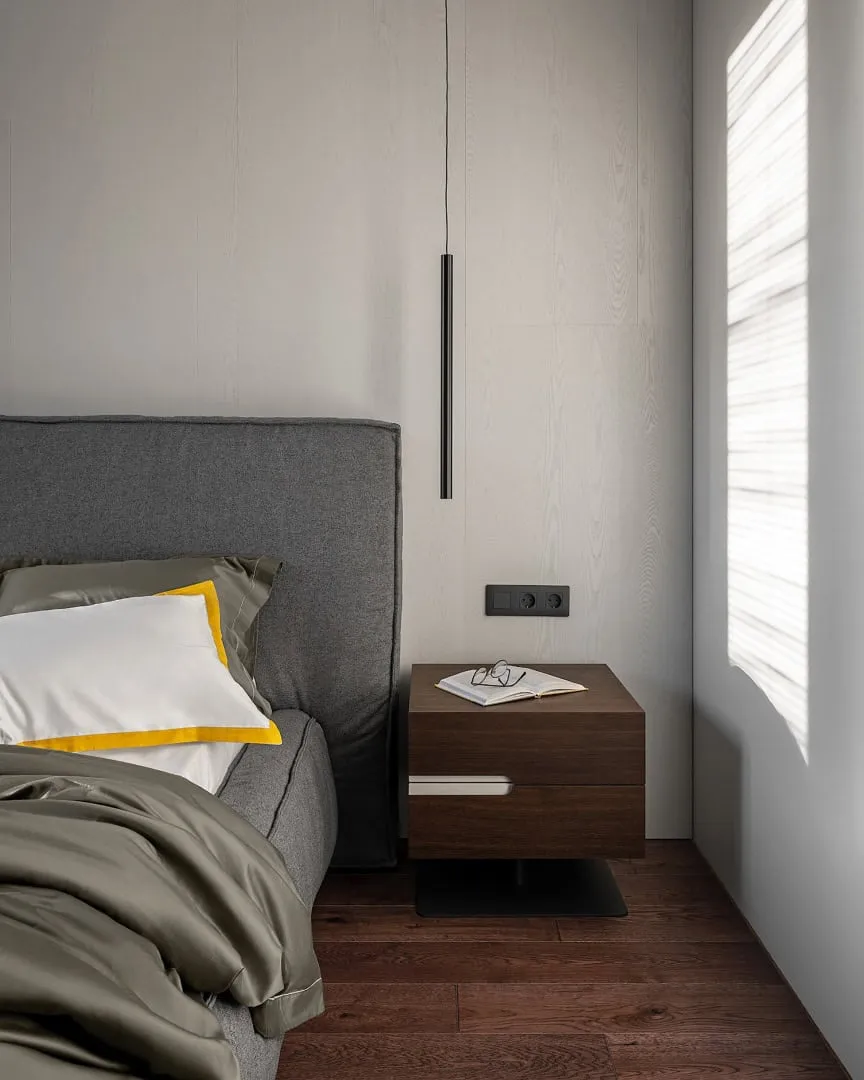 玻璃桌上空的圆形Vibia吊灯