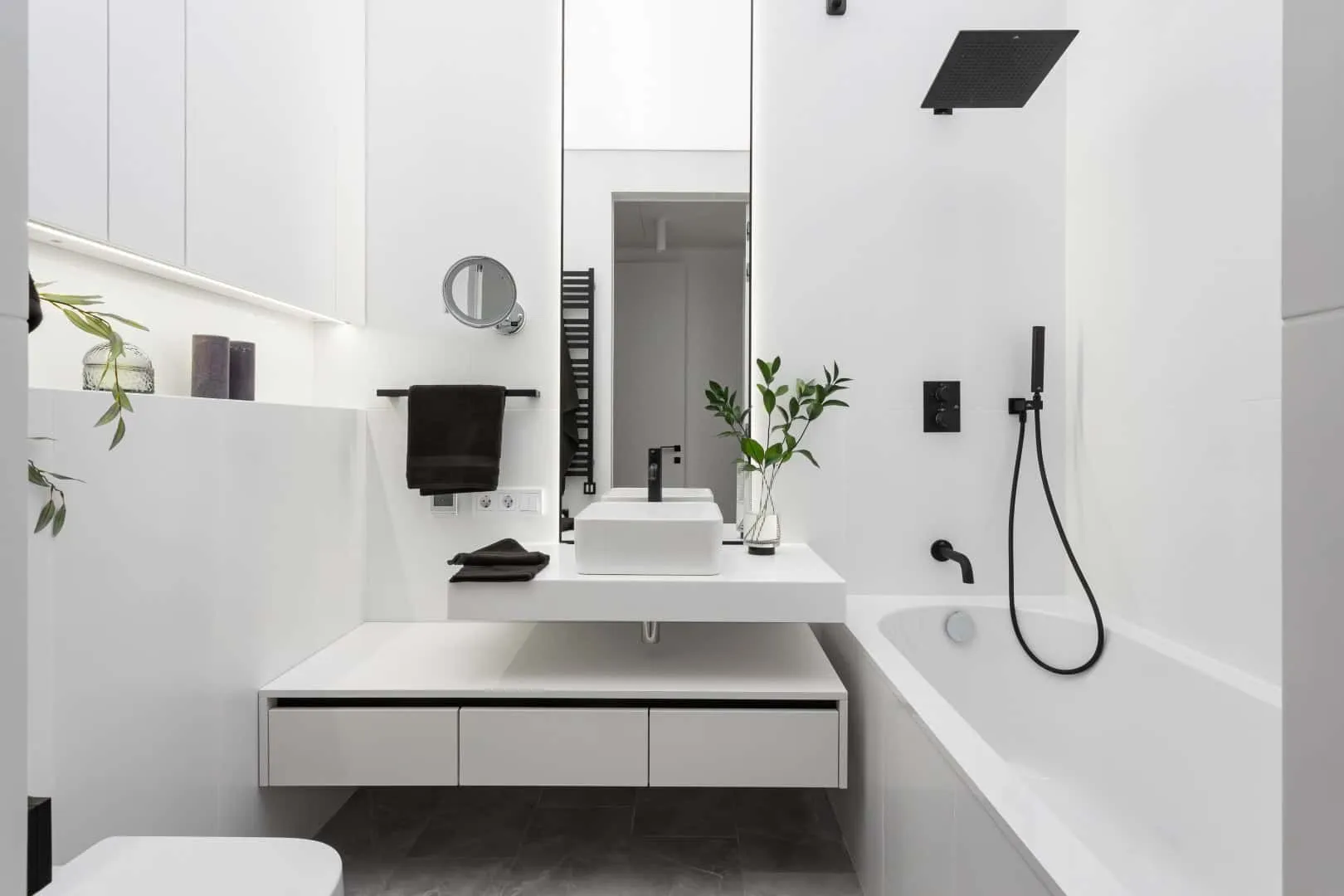 带储物柜的悬挂马桶，配宁静色调