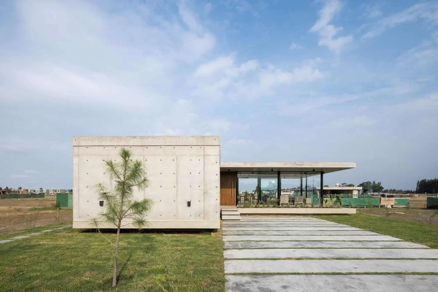 Pekin House by TIM Arquitectos: Minimalist Modern Housing in Larés