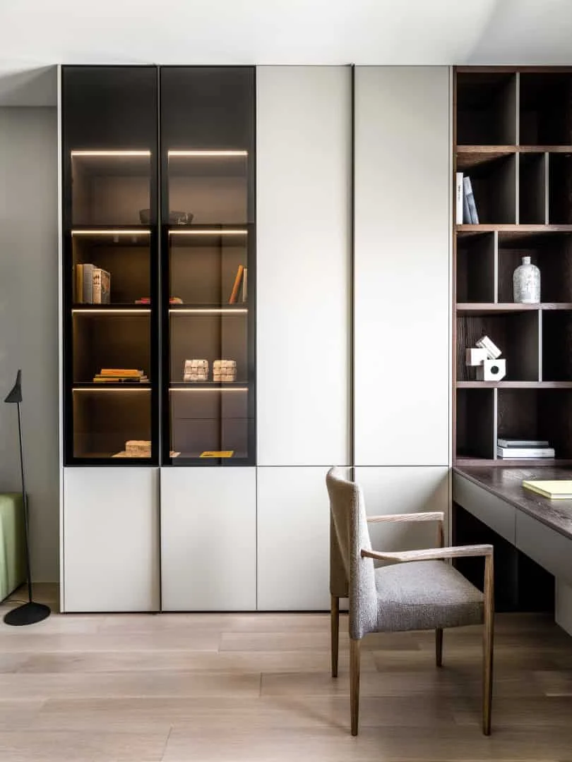 Vibia和CVL吊灯悬挂在用餐岛台上方