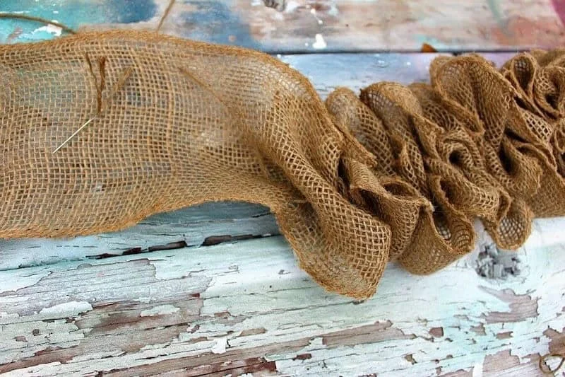 14. Guirnaldas simples con tela de satén