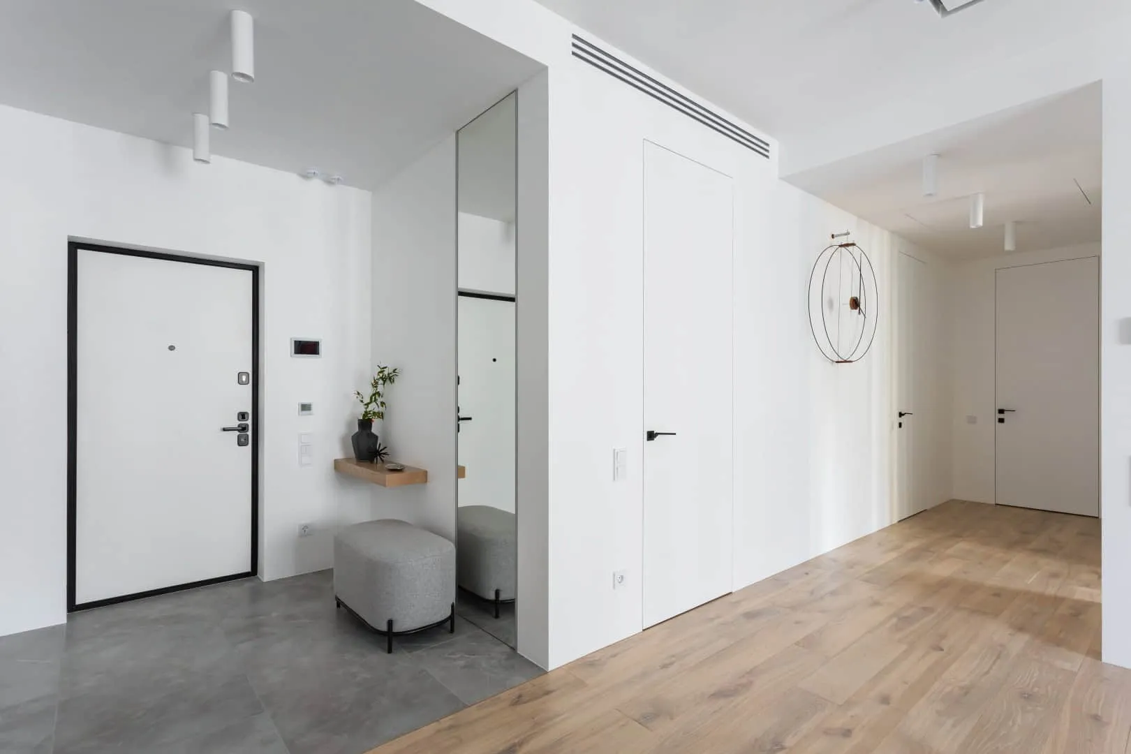 步入式衣帽间通往卧室的过渡区域