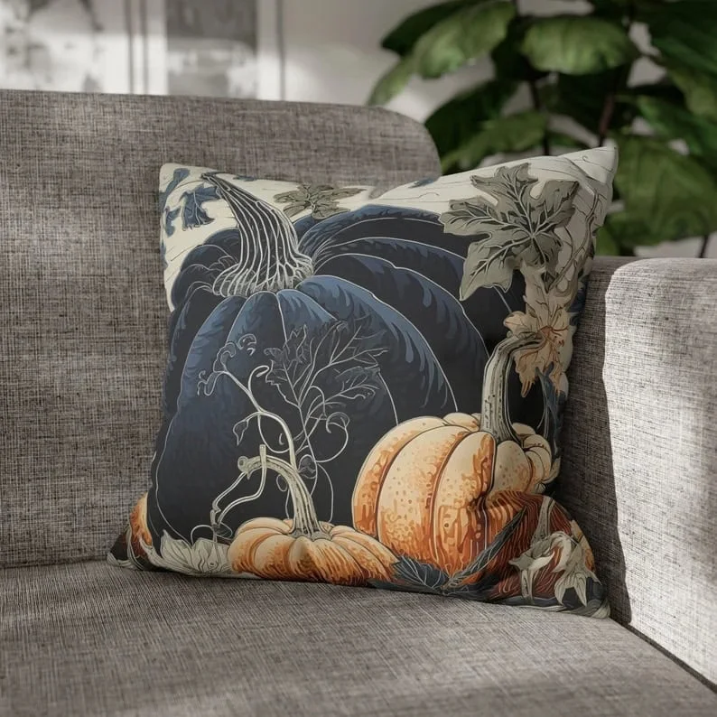 14. Almohada con calabaza en color azul oscuro