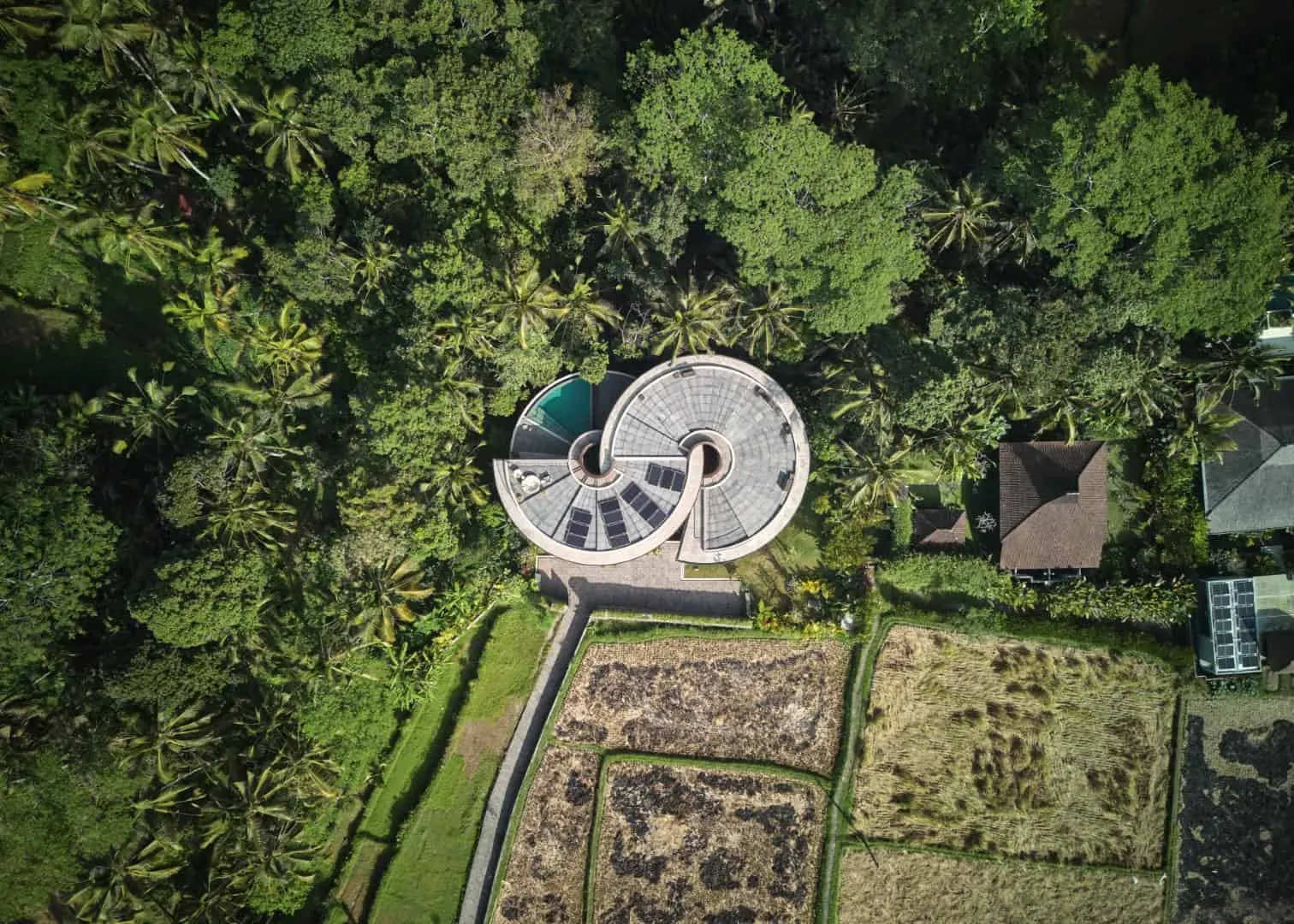 The LOOP by Alexis Dornier: Sculptural Residential Home in Bali