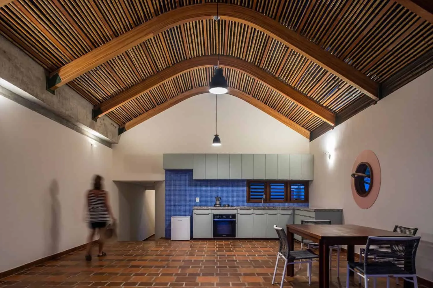 阿特利尔·丹尼尔·弗洛雷斯的河屋：造船业遗产与现代海滨生活方式相遇