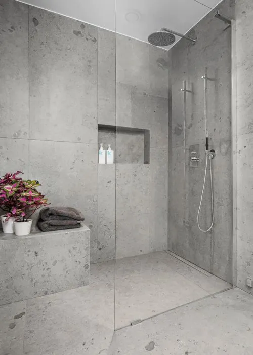 在大号灰色浴室中体验奢华