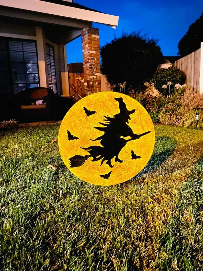 9. Bruja volando en escoba por la noche