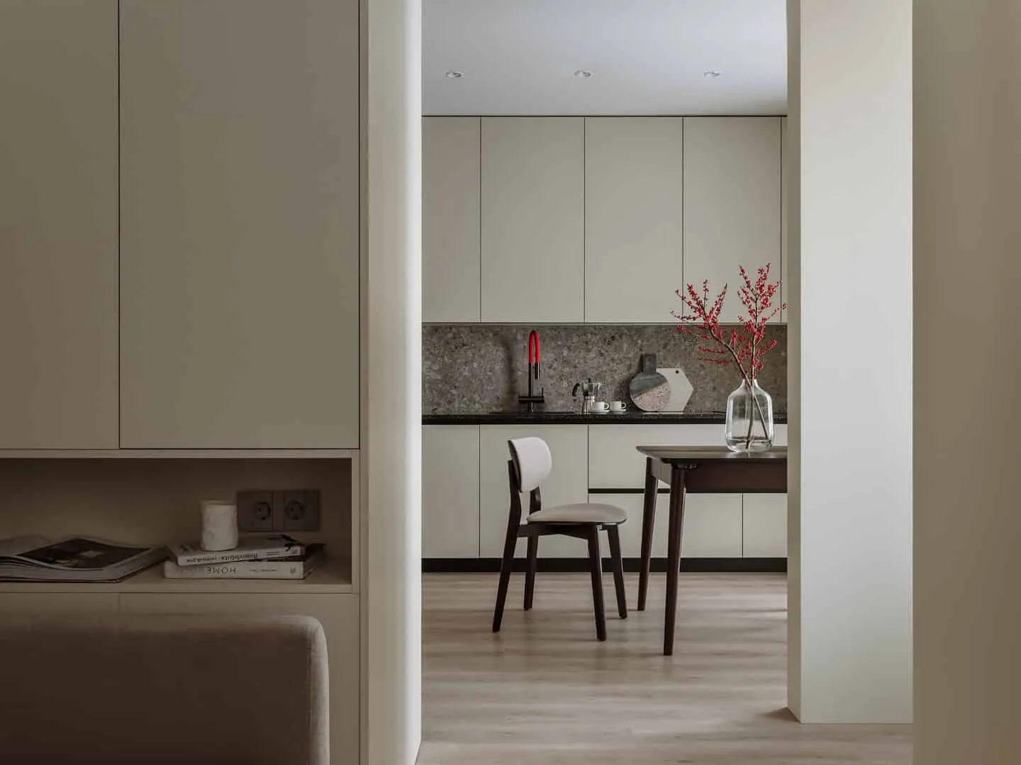 带磨砂滑动面板与储物墙的客厅