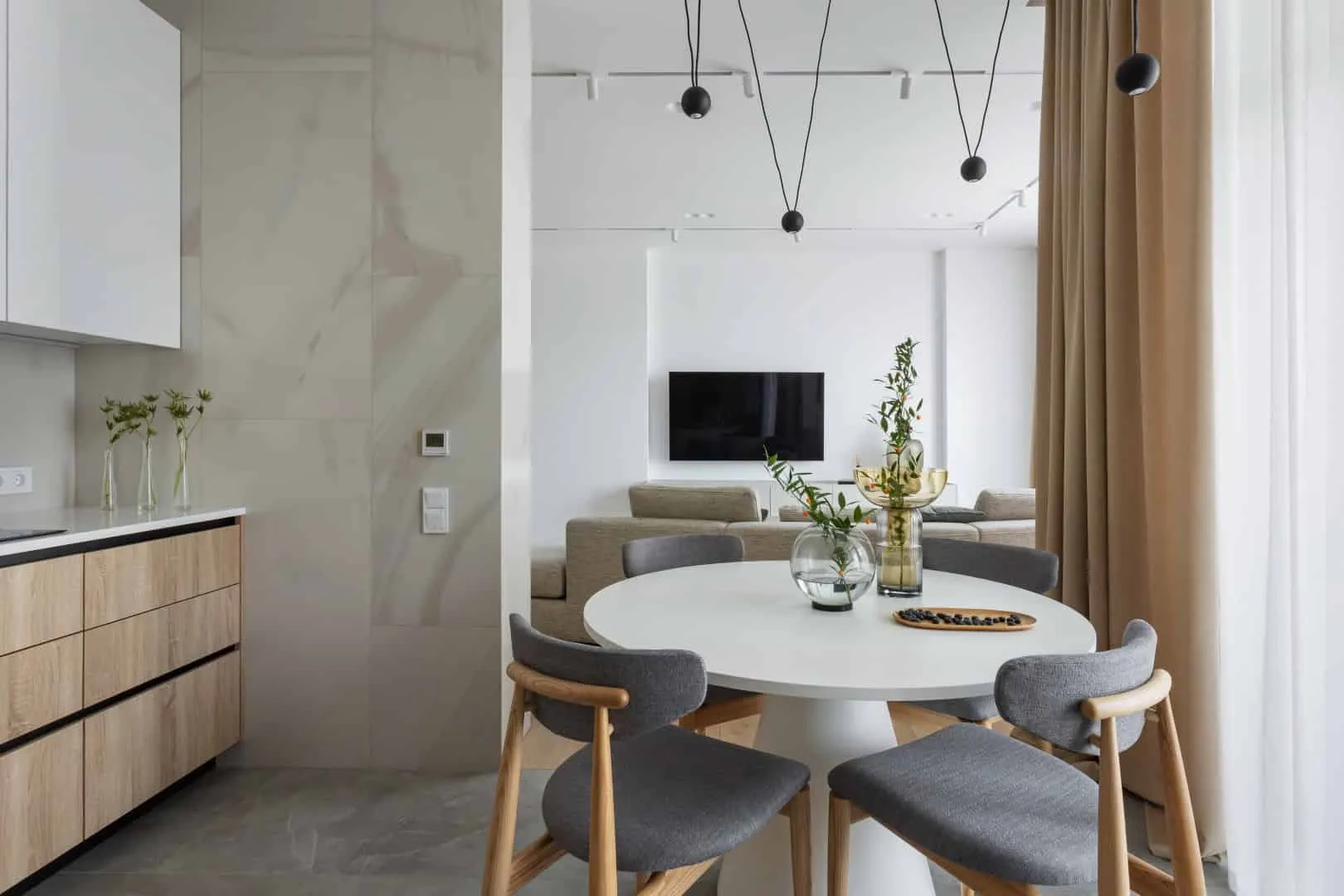 拆除隔墙后的走廊-厨房-客厅一体化视角