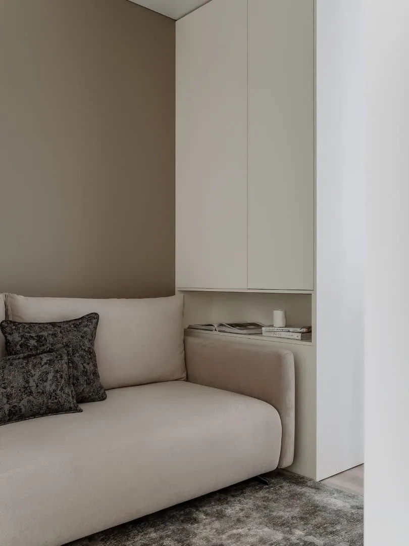 极简卧室，配有窗户和对面电视