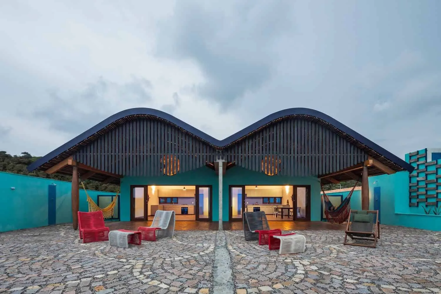 阿特利尔·丹尼尔·弗洛雷斯的河屋：造船业遗产与现代海滨生活方式相遇