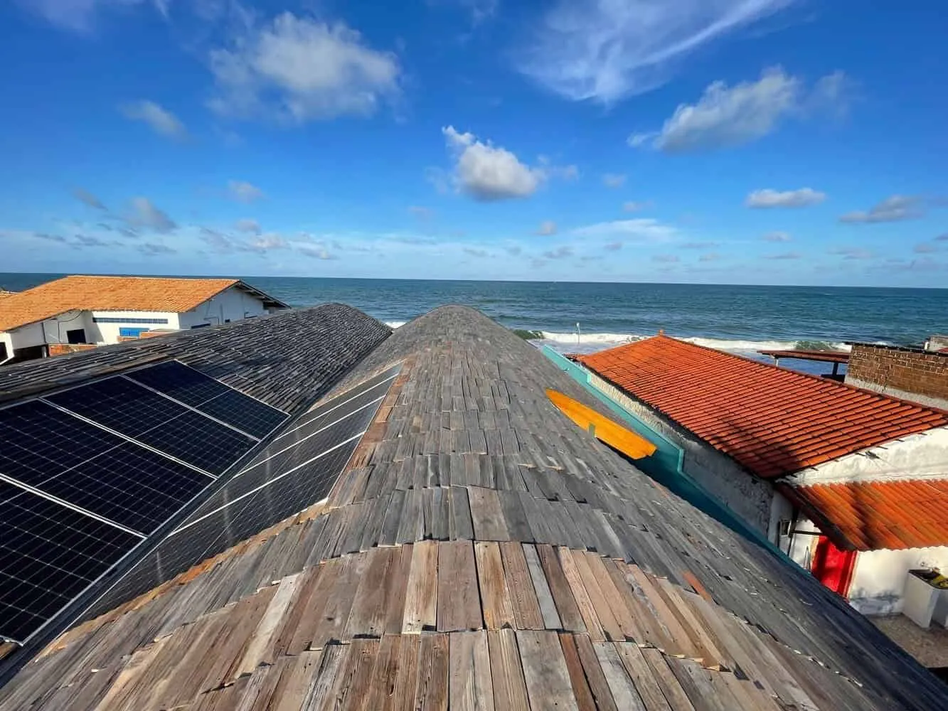 阿特利尔·丹尼尔·弗洛雷斯的河屋：造船业遗产与现代海滨生活方式相遇