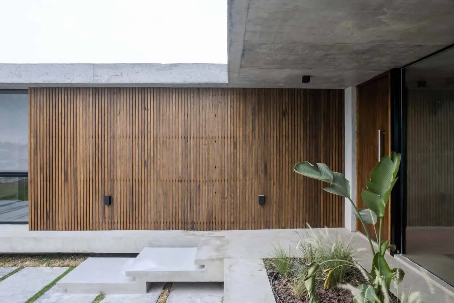 Pekin House by TIM Arquitectos: Minimalist Modern Housing in Larés