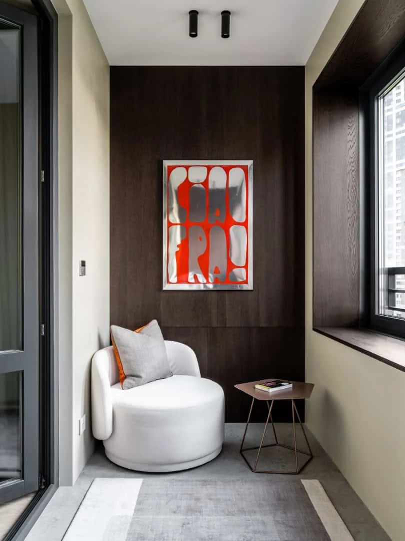 独立式浴缸和配有黑色壁龛的宽敞淋浴间