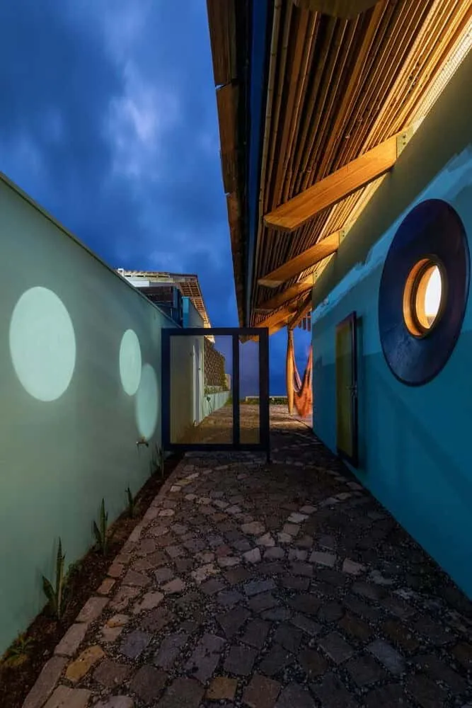 阿特利尔·丹尼尔·弗洛雷斯的河屋：造船业遗产与现代海滨生活方式相遇