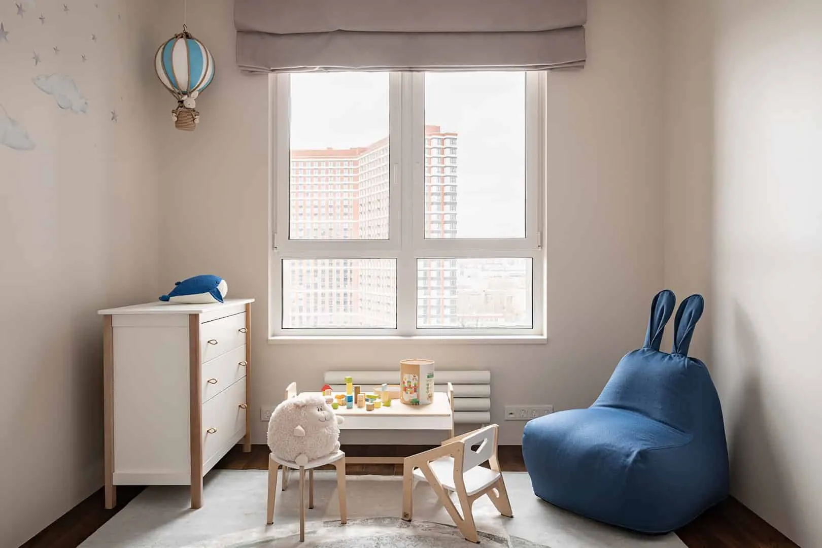 Lighting details and porcelain backsplash