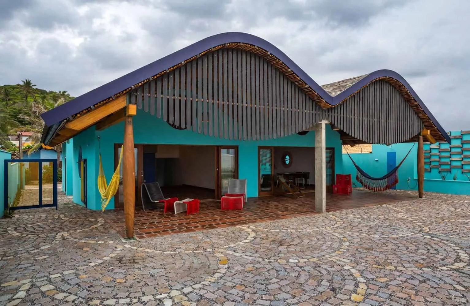 阿特利尔·丹尼尔·弗洛雷斯的河屋：造船业遗产与现代海滨生活方式相遇