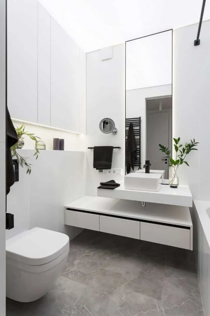 入口处的书桌与中间隔断柜