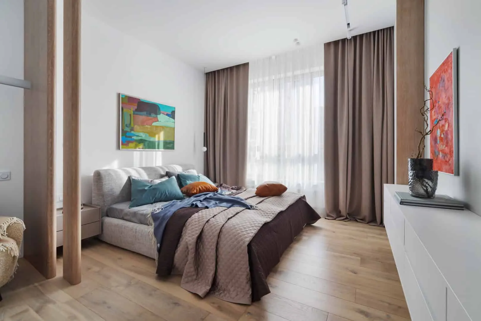 阳台角落的坐垫与柔和灯光