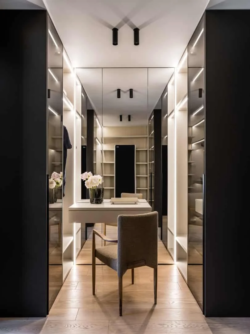 绿色扶手椅和Kartell杂志桌为卧室增添色彩