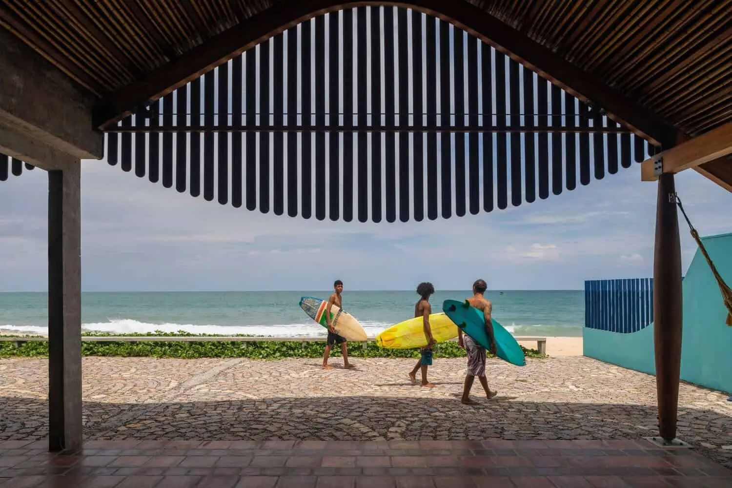 阿特利尔·丹尼尔·弗洛雷斯的河屋：造船业遗产与现代海滨生活方式相遇