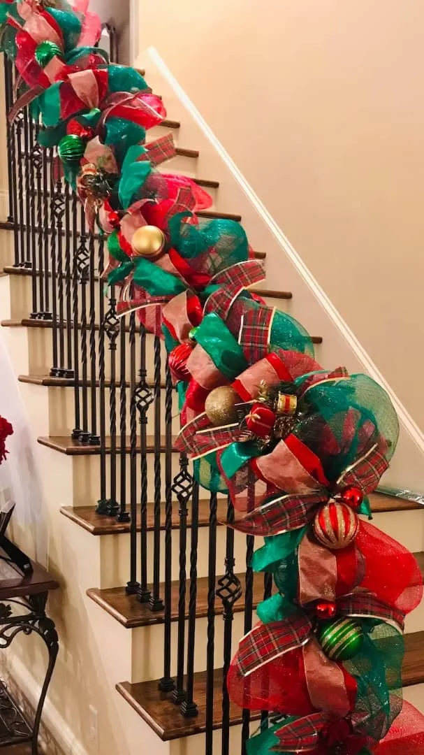 13. Guirnaldas navideñas rojas, doradas y verdes