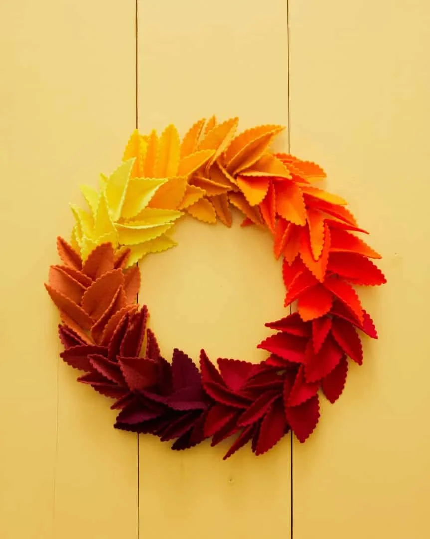 11. Guirnalda de hojas de papel otoñales
