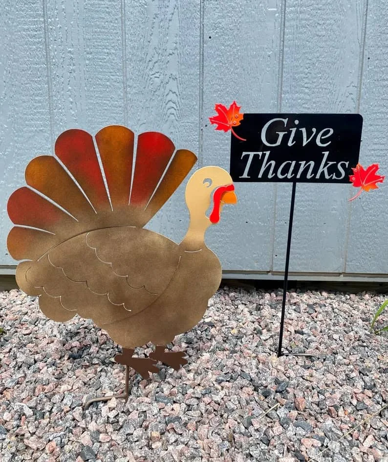 3. Pavo decorativo metálico con tablero