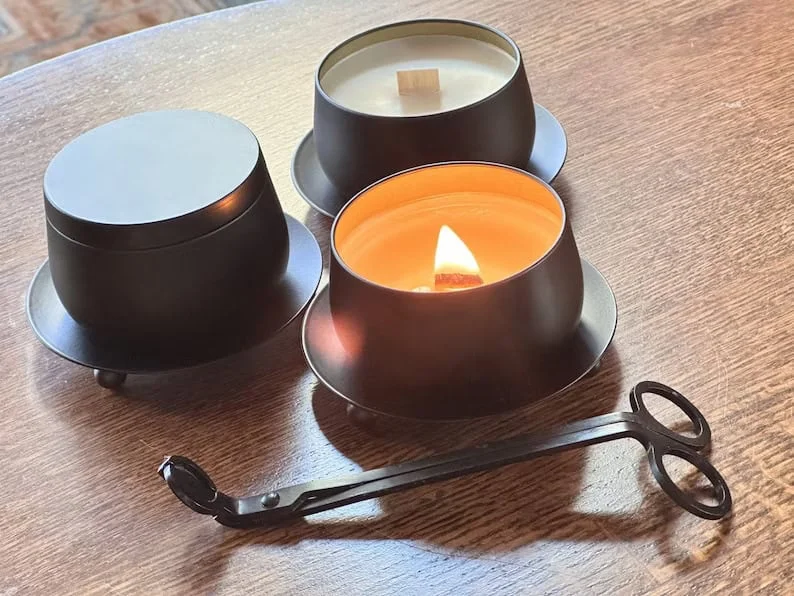 13. Vela otoñal acogedora en elegante frasco negro