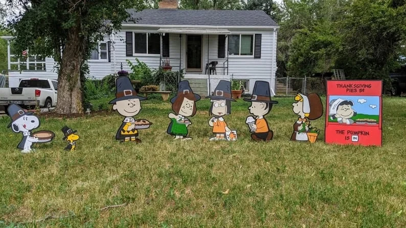 9. Decoración para Día de Acción de Gracias exterior con Charlie y sus amigos