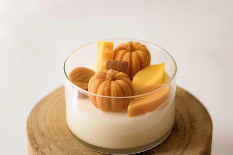 6. Vela otoñal con aroma a calabaza y especias